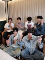 JYP中国男团直播，奔赴少年和粉丝一起共度零点 新歌很好听，MV镜头好帅呀