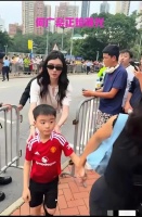 奚梦瑶接娃放学，大儿子正脸曝光，遗传妈妈好基因，又高又帅