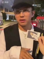 热巴航班改签邓超代班宠粉