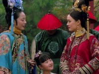 原来敬妃偏爱将护甲佩戴在中指是有讲究的