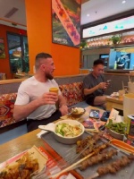 “机器”梅拉布·德瓦利什维利（Merab Dvalishvili）在上海跟粉丝一起喝酒