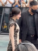 迪丽热巴今日线下活动路透，现场人气太高了欢呼声不停，今天的状态也好好啊