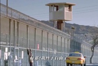 假扮警察想去警察局拿之前藏起来的，但被委以重任 笨贼妙探