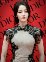 迪丽热巴三里屯活动生图曝光，邓超补位引关注