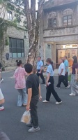 曾志伟街头被偶遇，招牌笑眼引围观
