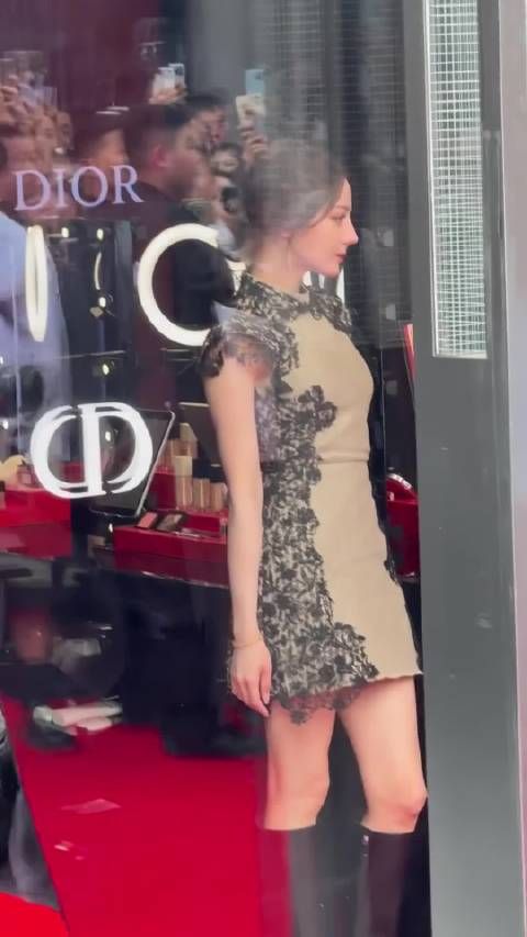 迪丽热巴黑蕾丝短裙亮相三里屯,女粉惊叹侧颜绝美