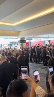 迪丽热巴三里屯穿Dior风衣生图曝光