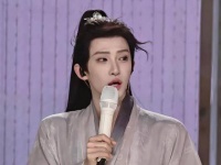 特别轻松的生日会现场，宛如相声表演般，每句话都能逗笑观众