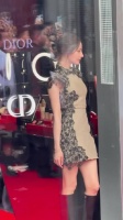 迪丽热巴黑蕾丝短裙亮相三里屯，女粉惊叹侧颜绝美