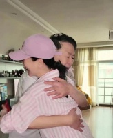 左小青回湖南晒老家日常，爸妈温情出镜，高颜值的一家令人羡慕