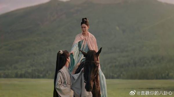 九思教玉茹骑马,玉茹害怕想下来,下秒九思嘲笑她