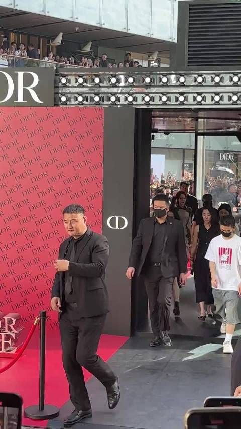迪丽热巴迪奥活动生图曝光，颜值引热议