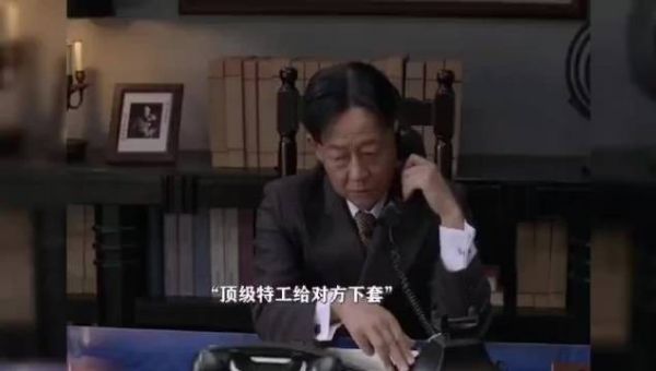 这个手下真聪明啊,他念出来了,不然死的就是他一个了