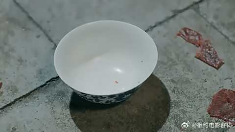 奴才干苦差,结果被欺负坏了,饭都吃不上,竟和狗抢
