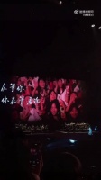 易烊千玺演唱时转向屏幕具象化情感