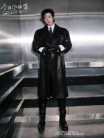 刘宇宁穿长靴气场强大，大长腿比例逆天