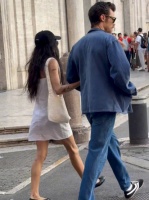 OMG！哈卷被拍到和猫女在罗马街头亲密逛街引发巨大热议！这是在一起了？！