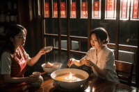 昆明过桥米线仪式感！滚烫鸡汤浇熟生肉，嗦粉前先看表演