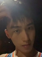 他好像意识到自己有点帅的样子！