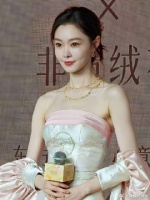 宋轶白色中式抹胸开叉长裙，自带仙气美若天仙，给人一眼惊艳的美感！