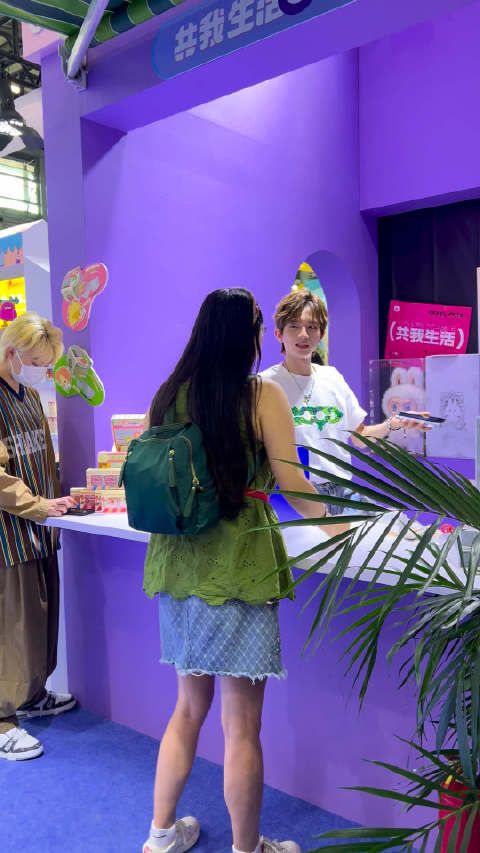 刘冠佑Neil与迷糊妈妈合影错过夸赞瞬间