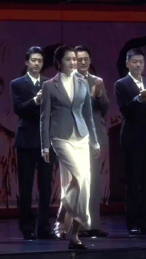 好多人说关晓彤穿衣服不性感 因为她一身正气