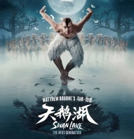 浦江游船上，“男天鹅”凌波起舞
