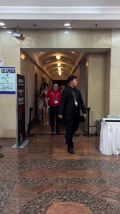 赵心童赛后携手女友,郎才女貌