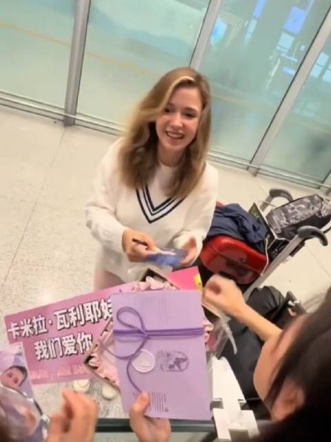 瓦利耶娃来中国了!抵京受追捧,大批粉丝接机,19岁K宝好美