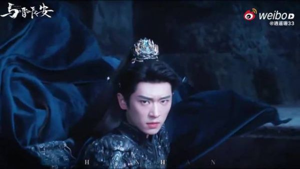丞磊《与晋长安》多面演技获赞,眼神坐姿传递角色张力