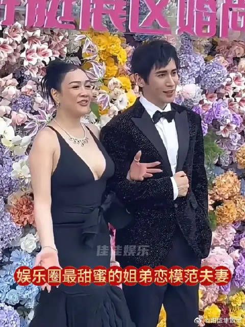 钟丽缇张伦硕同框出席活动,相差12岁姐弟恋甜蜜