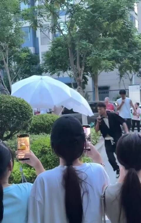 工作人员都笑场了,但是这好像也没遮挡什么,撑了个寂寞