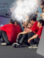 发现一个中野友好握手环节