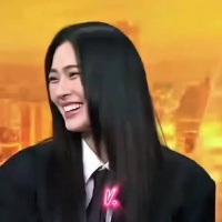 转头看到她眼泪的时候笑容立马消失