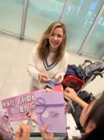 瓦利耶娃来中国了！抵京受追捧，大批粉丝接机，19岁K宝好美