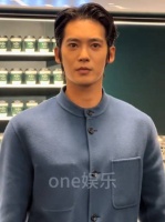 于适中山装帅气出席活动，好帅好板正