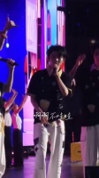 马嘉祺演唱会化身教导主任现场拦截提前离场粉丝