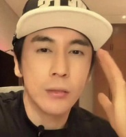 张伦硕微博沦陷，凌晨去找帽子叔叔，发视频表示自己很委屈