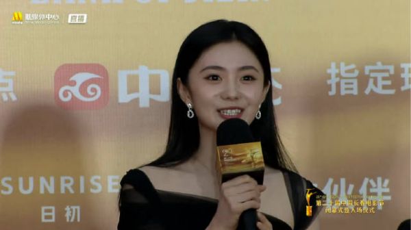 刘浩存首赴长春电影节，黑裙亮相谈入围喜悦