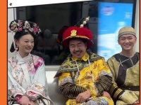 四郎这回终于睡到正中间啦，连精致橘橘都开始打理腿毛啦