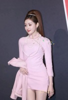 张天爱不愧是红毯Queen，“死亡芭比粉”都能穿出女神感，又甜又飒的气质爱了