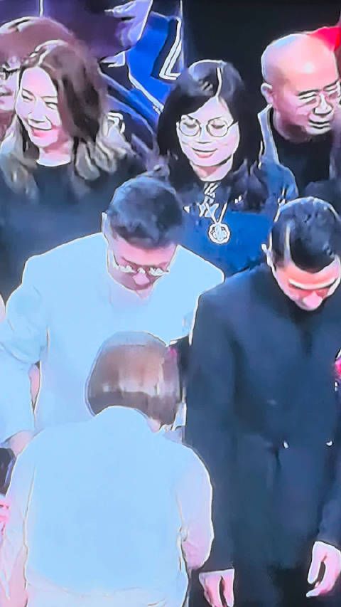 苗侨伟带妻子戚美珍参加活动,刘德华 古天乐同框