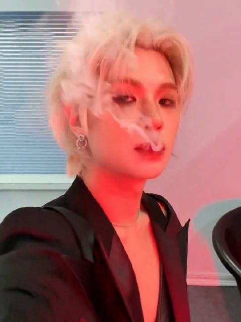 黄明昊七夕变装营业 变装金发深V这都帅成啥样了 七夕节日快乐!