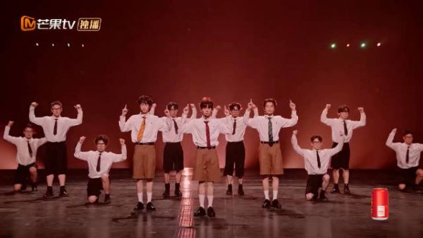 伯远高卿尘刘彰改编漫步人生路舞台引热议