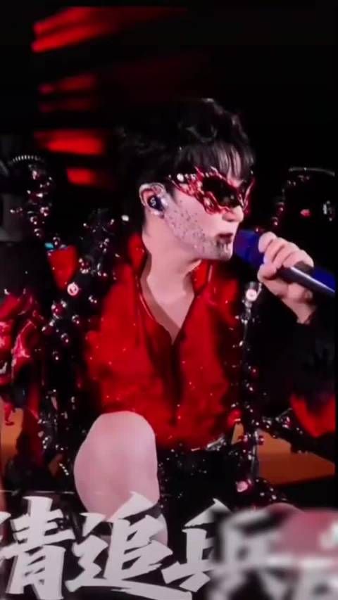 周深巡演贵阳站笑场，掰碎墨镜引欢笑