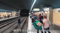 男士居然试图用手阻挡疾驰而来的地铁!