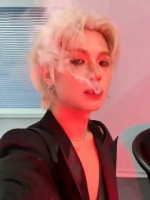 黄明昊七夕变装营业 变装金发深V这都帅成啥样了 七夕节日快乐!