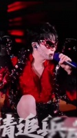 周深巡演贵阳站笑场，掰碎墨镜引欢笑