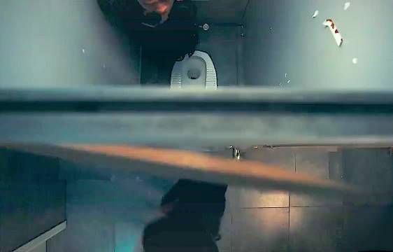 情侣在厕所偷偷亲热,惨遭变态偷拍