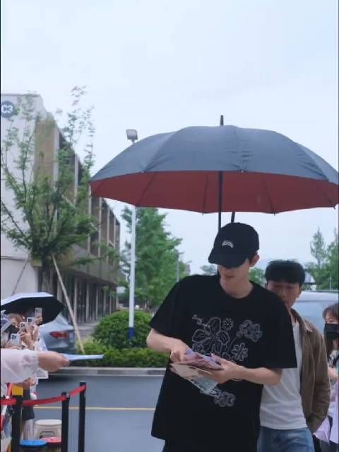 敖瑞鹏粉丝反对其扮丑，赞纯素颜状态最佳